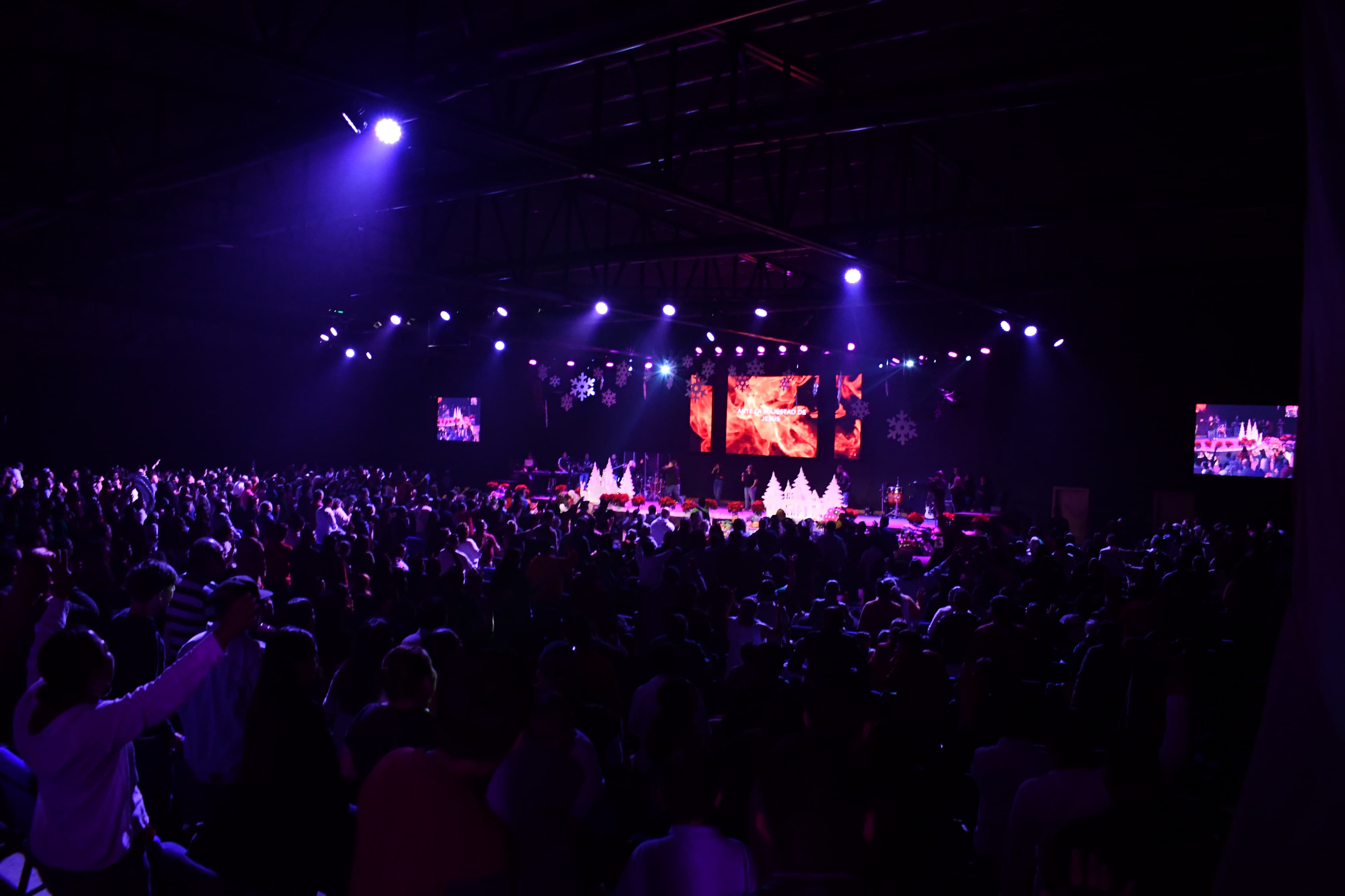 Congregacion en adoracion durante un servicio en Fuente de Vida